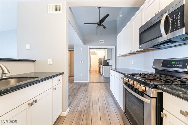 Building Photo - 950 Seven Hills Dr