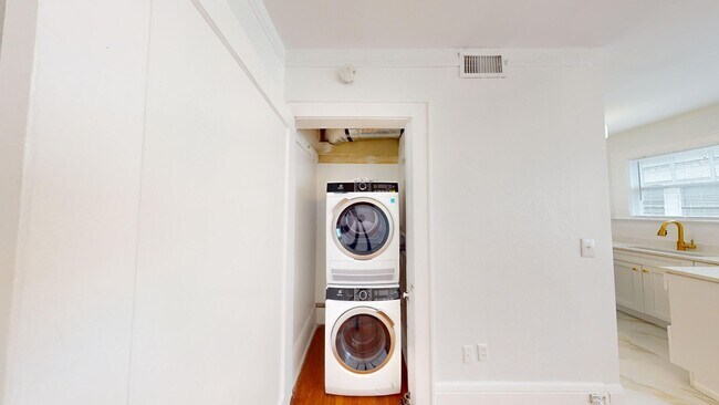 Building Photo - Remodeled Unit in RIVERSIDE! ONE MONTH FREE!