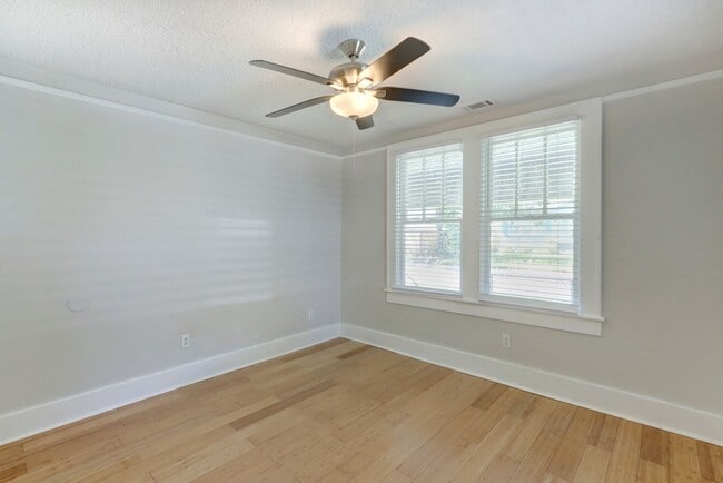 Building Photo - Four Bedroom - Two Bathroom - Single Famil...