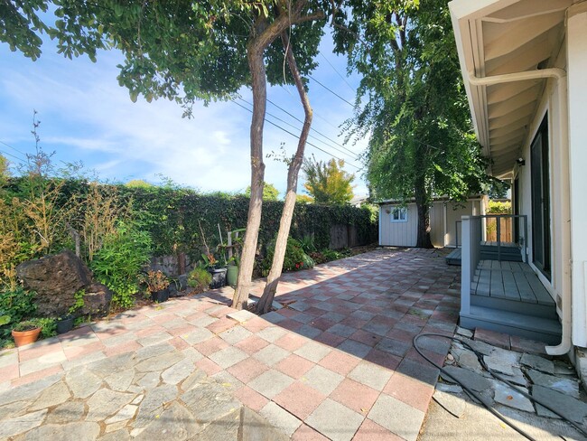 Building Photo - Newly Remodeled Duplex in Palo Alto Availa...