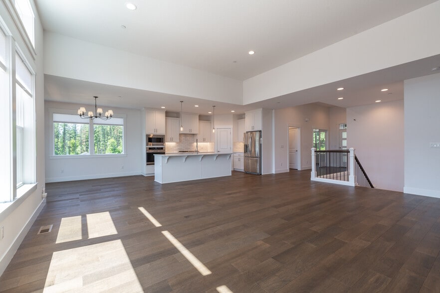 Great Room - 3352 NE Spruce Dr