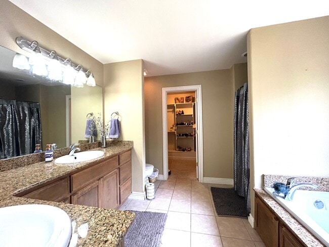 Building Photo - 4 Bedroom 2 Bathroom home