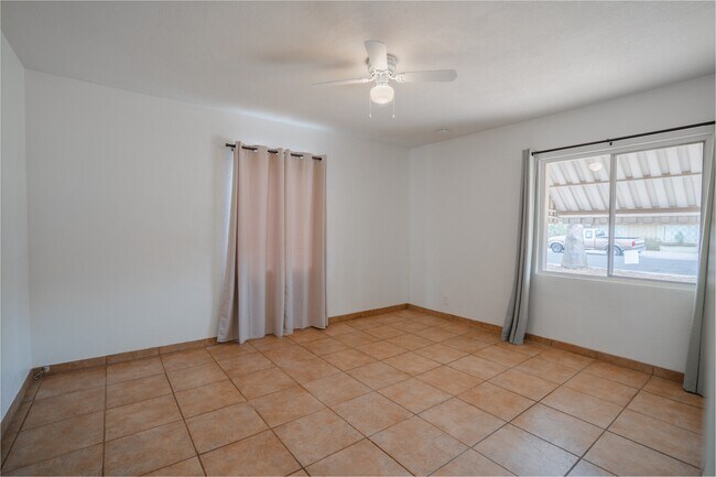 Building Photo - 1410 W Clarendon Ave