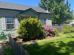 Building Photo - Sutherlin 3 bedroom house with large shop