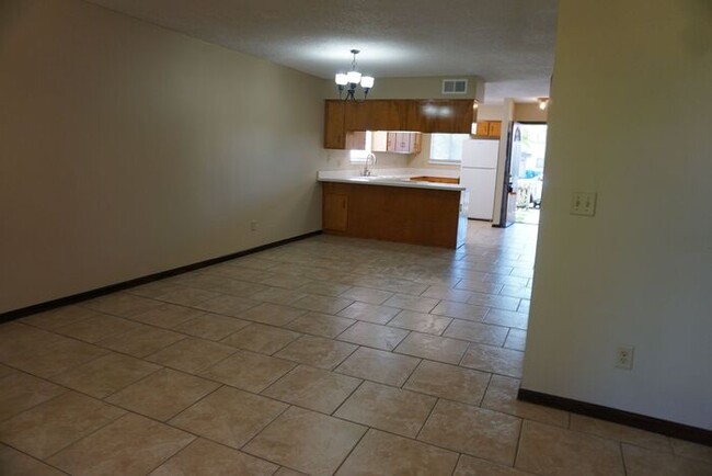 Building Photo - 2 Bedroom 2.5 Bath Townhome