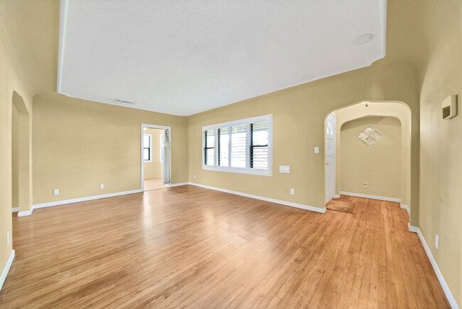 Building Photo - 1301 S Lee Ave