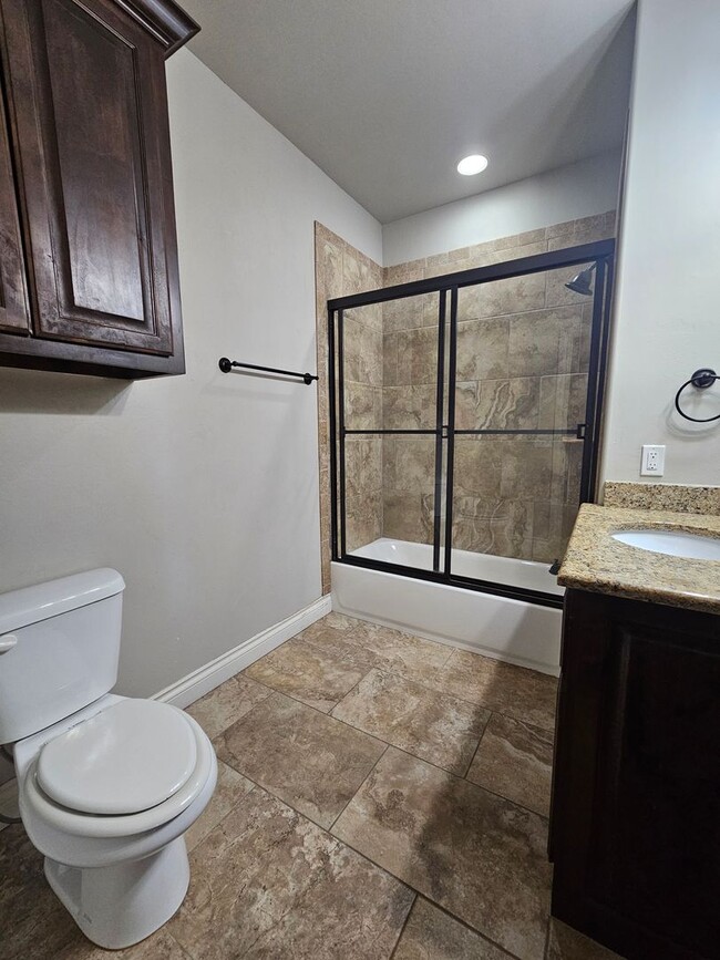 Building Photo - (2) Bed/(2.5) Bath Townhome in Gated Commu...