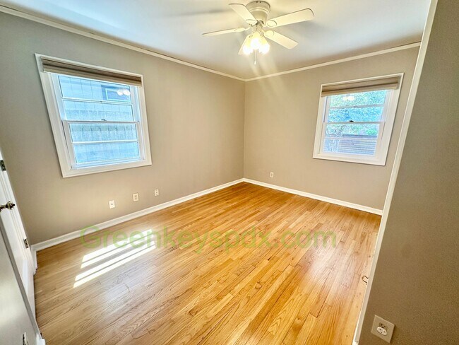 Building Photo - Huge 4 Bedroom 2 Bath House across from Rose City Golf Course