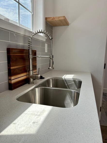 Kitchen Sink/Counter - 1650 E Walnut St