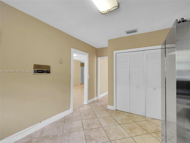 Building Photo - 1109 Biarritz Dr