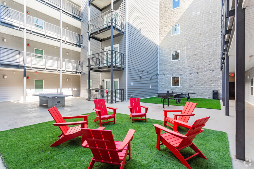 Courtyard - 901 Western | Student Housing