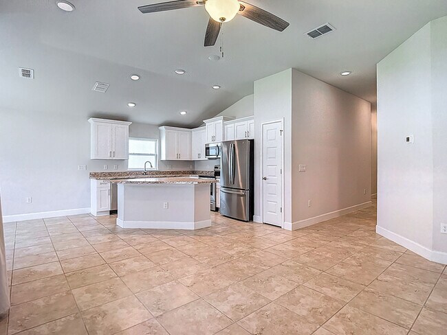Building Photo - Welcome in to this beautiful Unfurnished -...