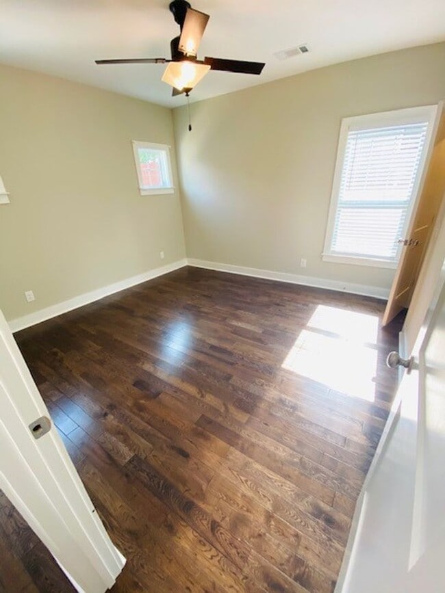 Building Photo - Beautiful 4 bedroom 4 bathroom house in th...