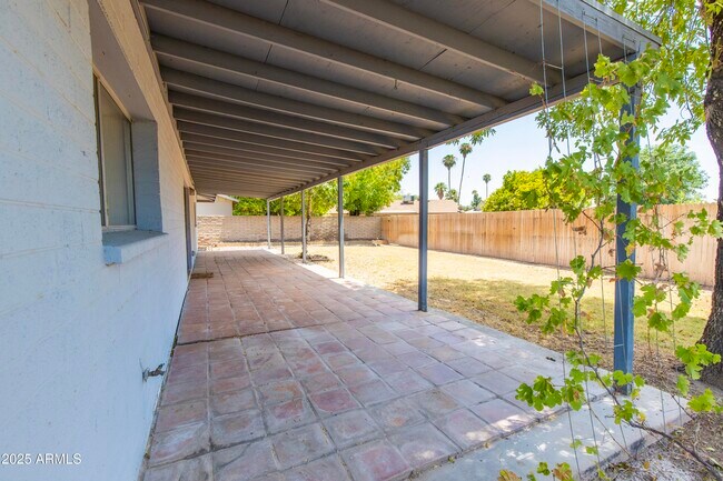 Building Photo - 1049 E Carter Dr