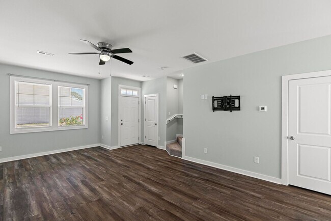 Building Photo - 3 Bedroom Townhome each with en-suite bath...