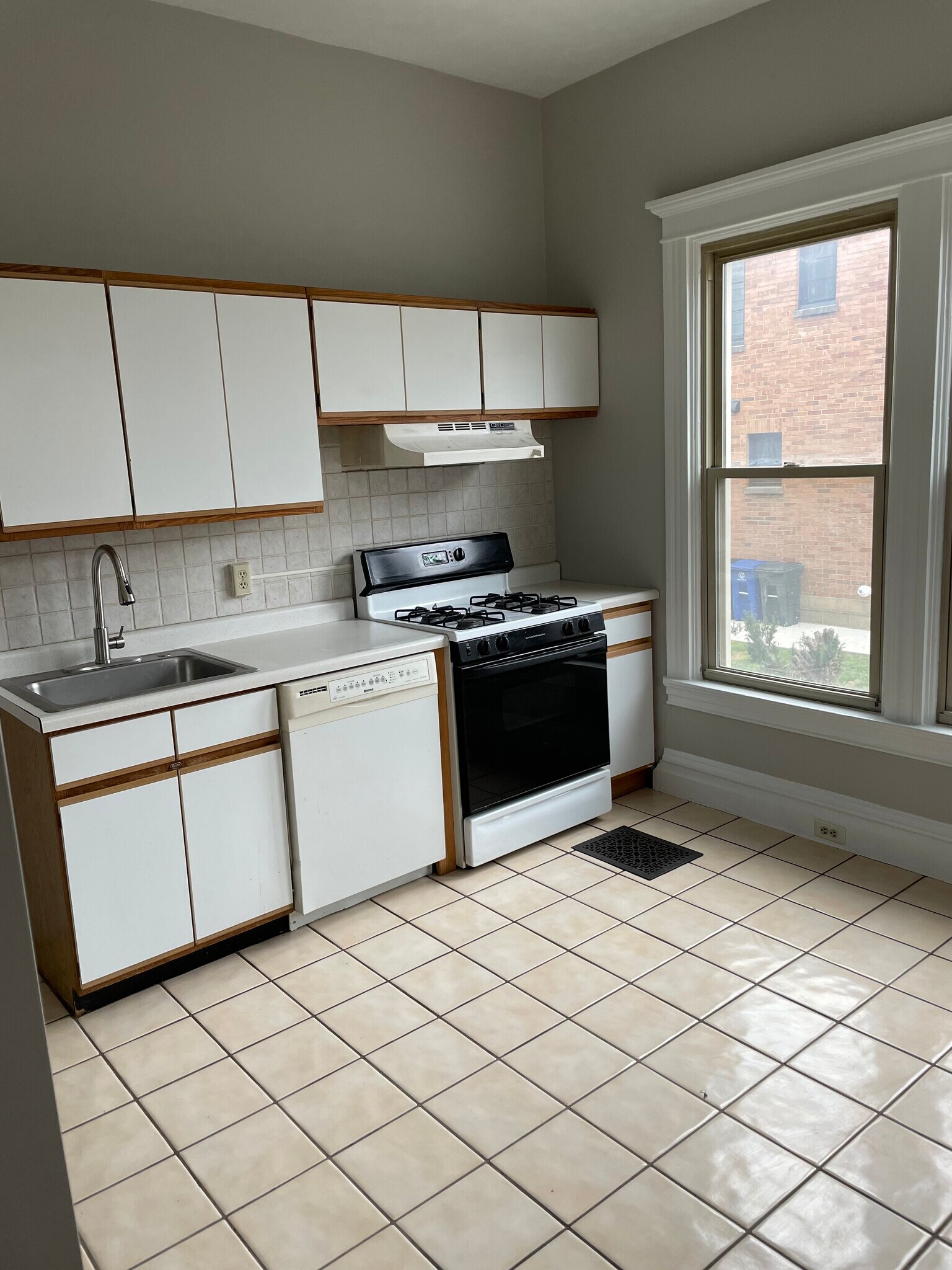 Kitchen - 307 Western Ave