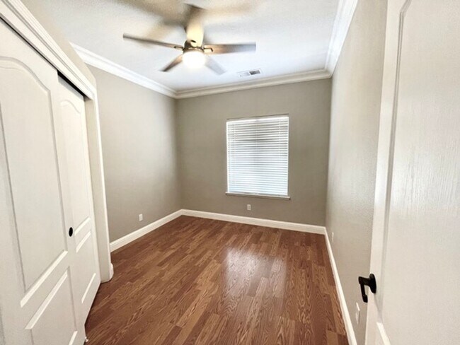 Building Photo - $3,500 Private pool, Solar Panels, 5 Bed, ...