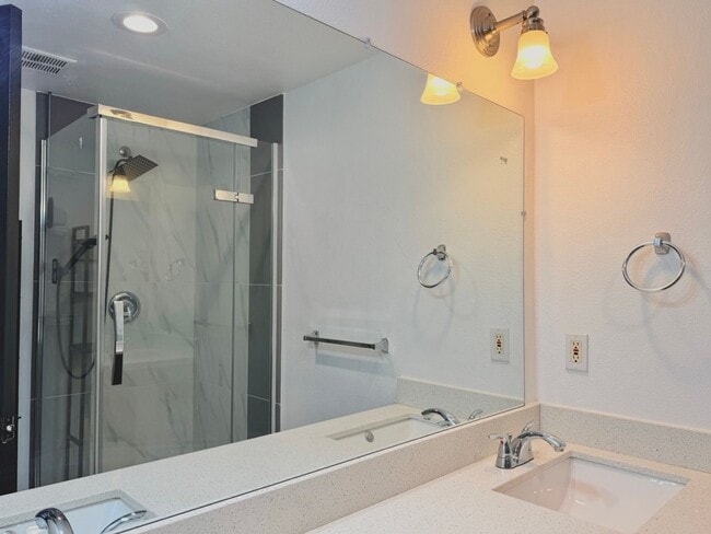 Building Photo - Charming 4BR Home with Huge Yard - W/D and Garage