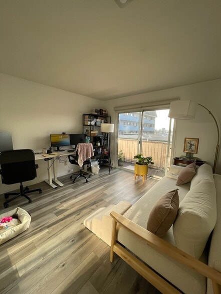 Guest bedroom - 9808 Regent St
