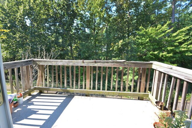 Building Photo - 100 Stratford Lakes Dr