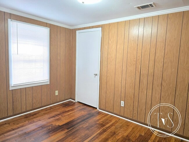 Building Photo - 816 W 48th St