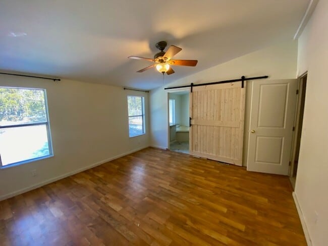 Building Photo - Charming Single Level 3 Bedroom Home in Pr...