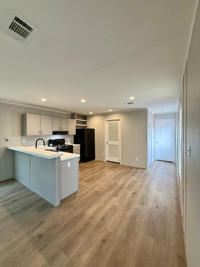 Building Photo - 10 River Rd