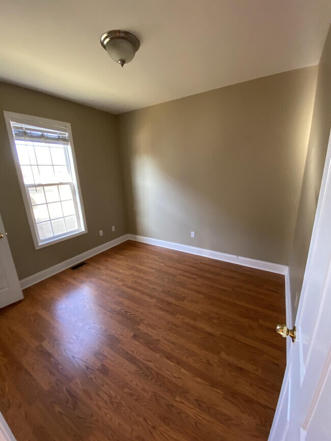 Building Photo - 208 Summergrass Dr