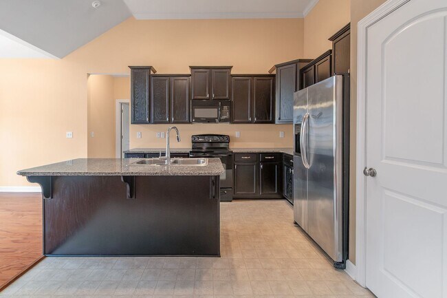 Building Photo - Beautiful Condo Minutes from Ballantyne wi...