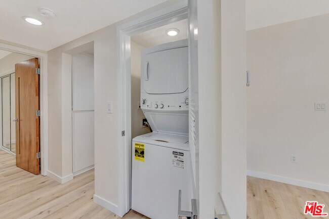 Building Photo - 853 S Bedford St