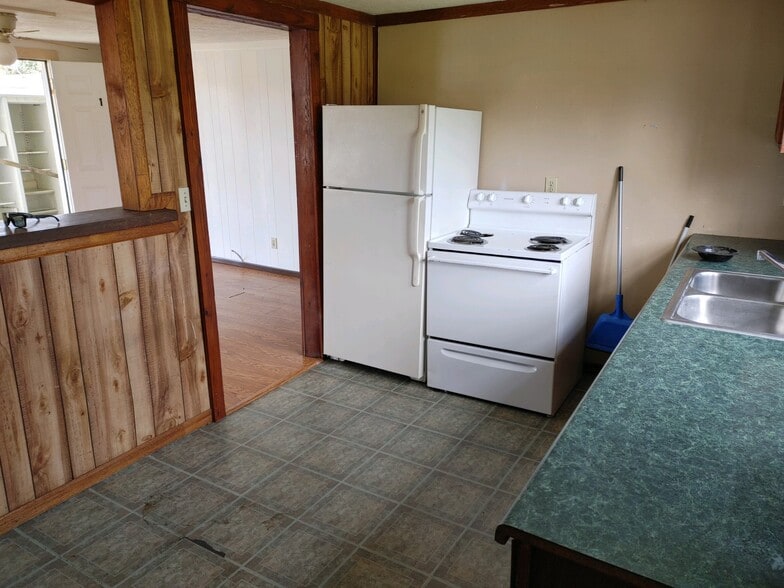 kitchen - 1201 Smith St