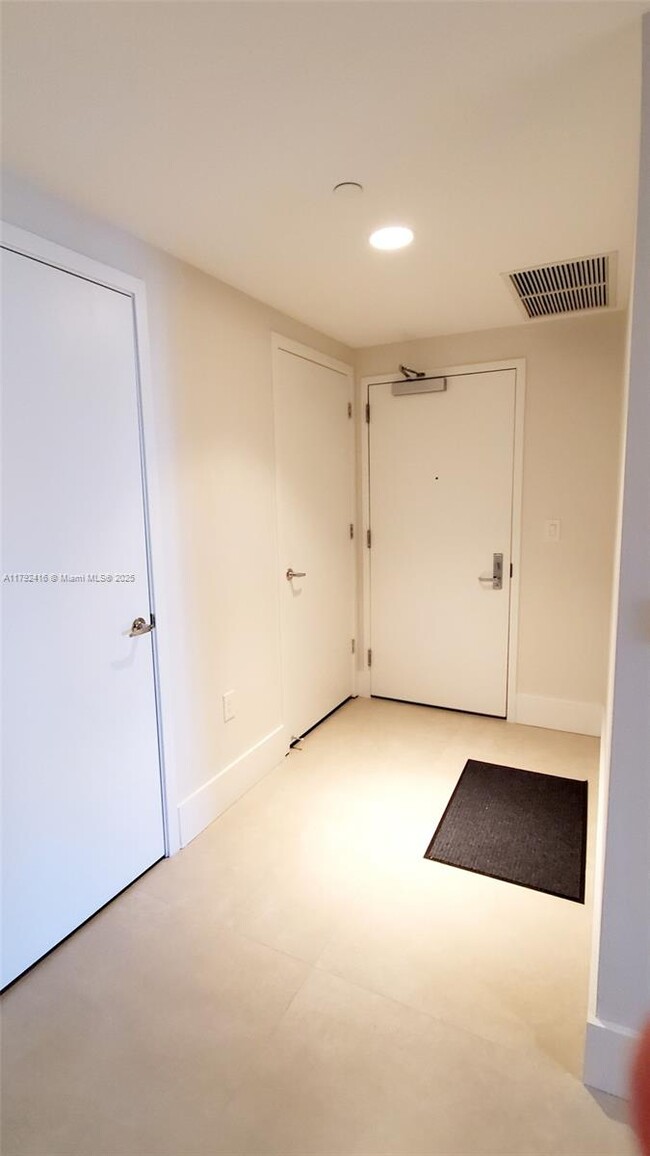 Building Photo - 1010 Brickell Ave