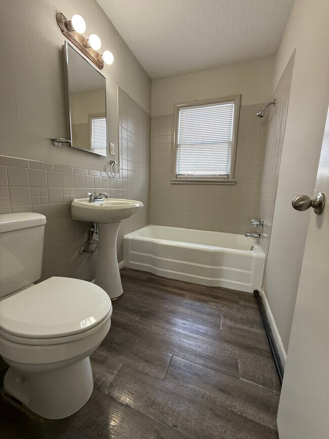 Building Photo - 1420 E 31st St S