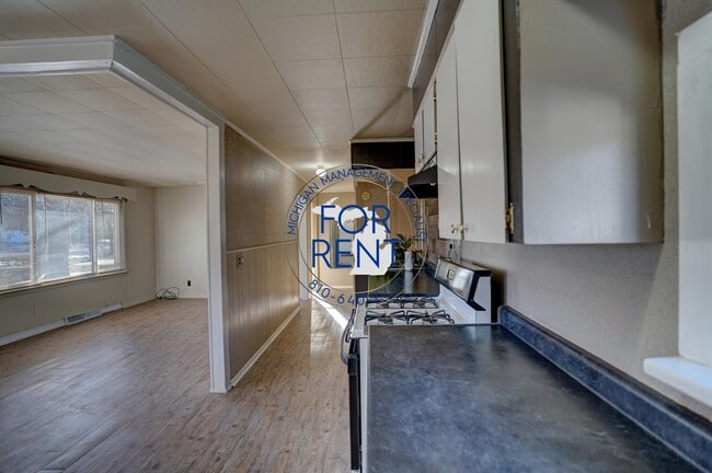 Building Photo - 1327 E Hurd Rd