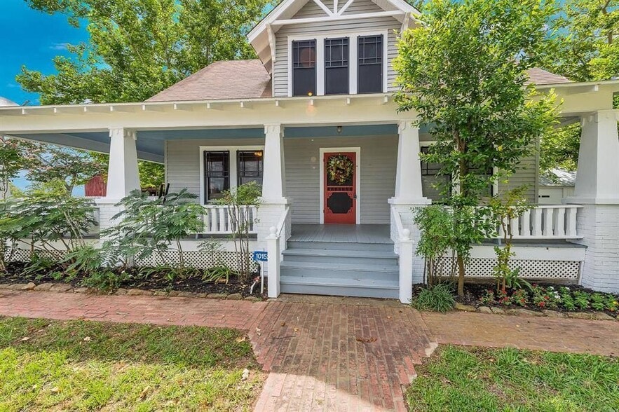 Front of House - 10152 FM949