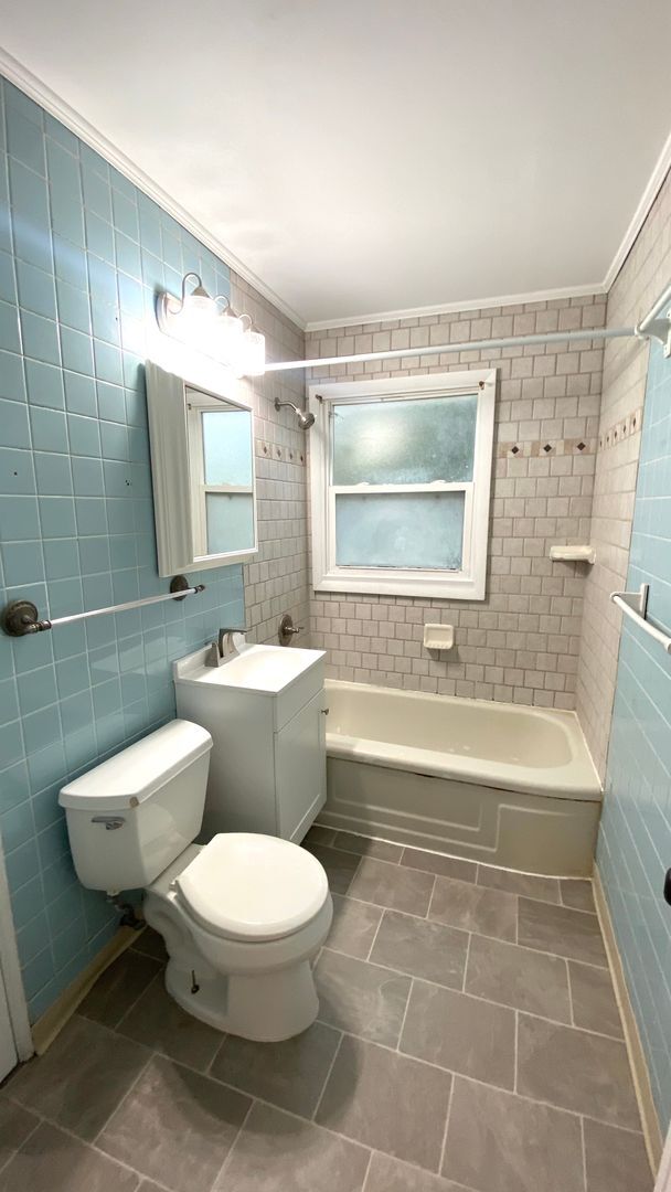 Building Photo - Newly Renovated 3 Bedroom, 1 Bath Home in ...