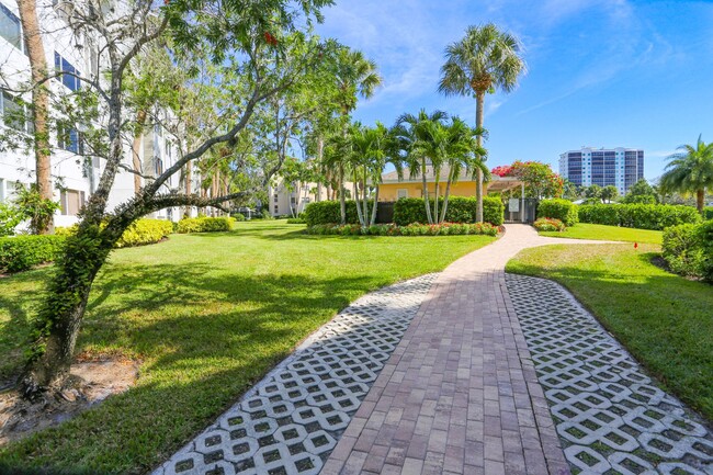 Building Photo - Live the Naples Lifestyle – Elegant 2BR/2B...