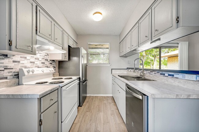 Building Photo - 2105 Darwin Dr