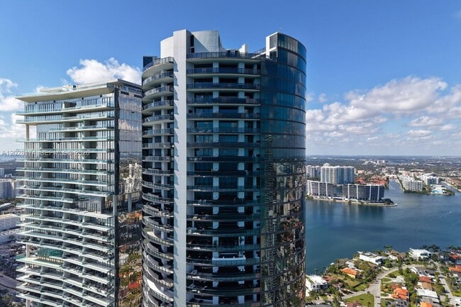 Building Photo - 18555 Collins Ave