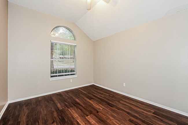 Building Photo - 208 Vines Dr