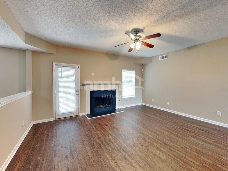 Building Photo - 682 Rock Hill Pky