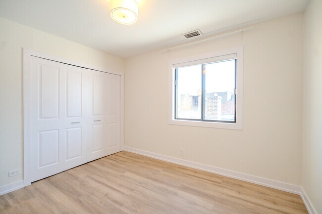 Building Photo - 2740 W Farragut Ave