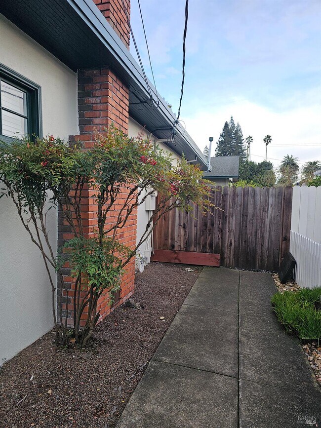 Building Photo - 412 Lincoln St