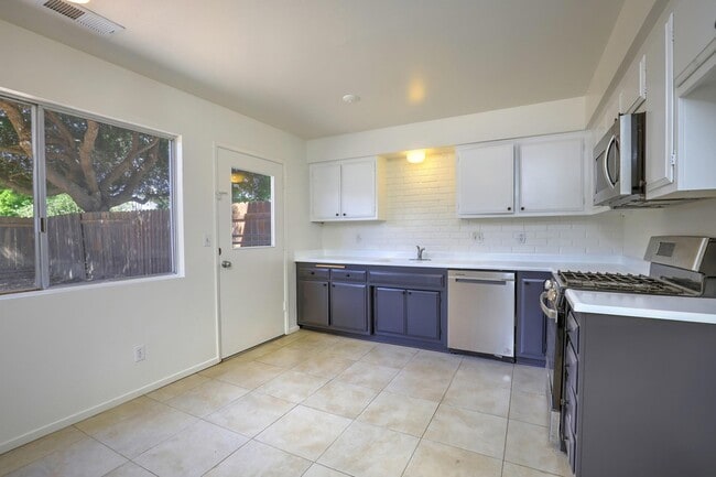 Building Photo - 7395 Freeman Pl