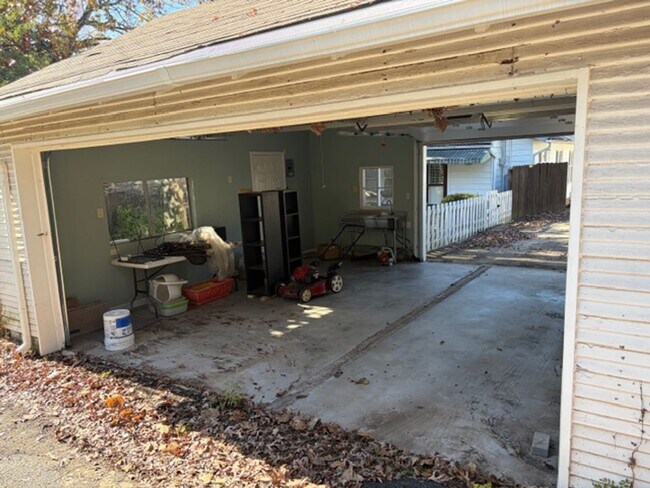 Building Photo - 2017 N Garfield St