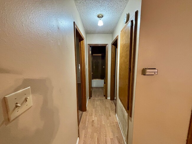 Building Photo - Introducing a charming 2-bedroom, 1-bathroom house in the desirable location of Russellville, AR.