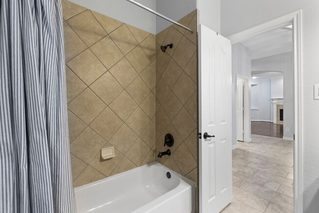 Building Photo - Stunning 4-bed, 4-bath Home in Auburn Lakes community!