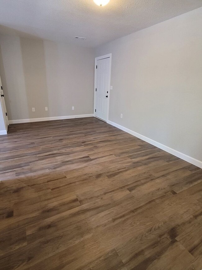 Building Photo - FULLY REMODELED 2 Bedroom Apartment