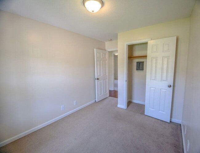 Building Photo - 955 Russet Dr