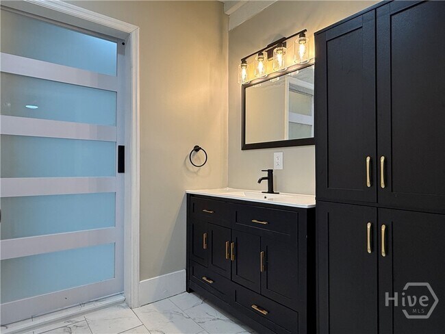 Building Photo - 728 W 39th St